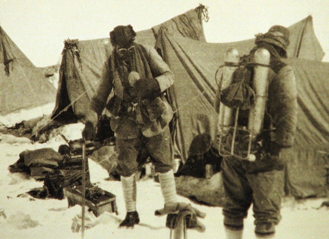 <p>George Mallory und Andrew Irvine im Basislager der Mount-Everest-Expeditionen 1924. Es ist das letzte Bild der Männer bevor sie am Berg verschwanden.</p>