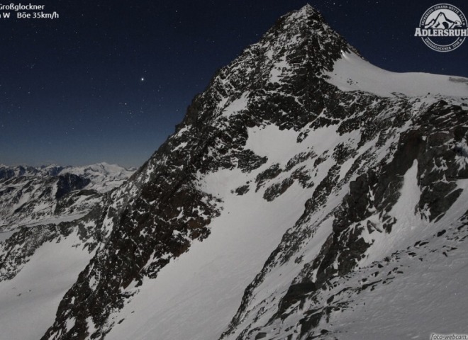 <p>Aufnahme der Webcam auf der Adlersruhe aus der Nacht des Geschehens. Der Lichtkegel zeigt den Bergsteiger auf dem Weg, um Hilfe zu holen. </p>