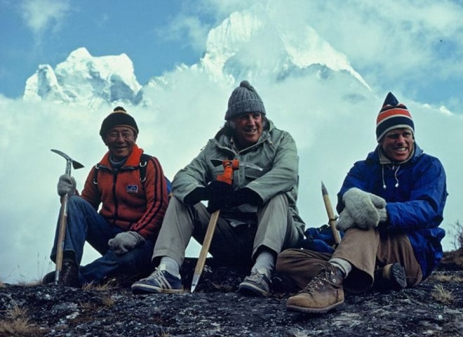 <p>Im Himalaja: Sir Edmund Hillary flankiert von Sohn Peter (re.) und dem Sherpa Mingma.</p>
