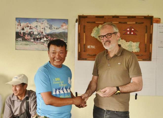 Spendenübergabe: "Neue Energie für Nepal"