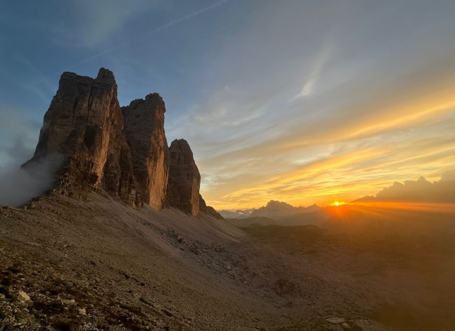 <p>Fast geschafft: Nach dem Abstieg von der Großen Zinne stieg die Seilschaft über die Drei-Zinnen-Hütte ins Tal ab.</p>