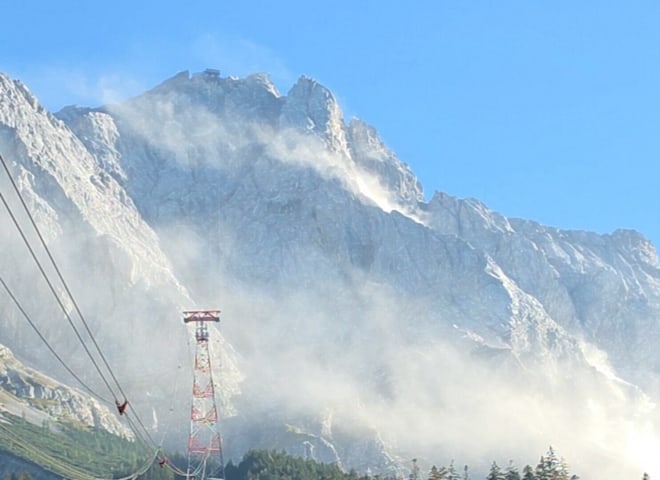 <p>Eine große Staubwolke ist an der Zugspitze zu sehen, nachdem sich am Grenzkamm mehrere Kubikmeter Felsen gelöst haben.</p>