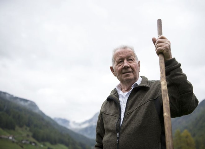 Seinen Stock - den Zintstecken - hatte Josef Leiter auf seinen Schmugglertouren immer dabei. Einmal im Jahr geht er heute noch seinen Schmugglerweg über das Frankbachjoch ins Zillertal.