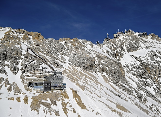 <p>Blick auf das Schneefernerhaus und die Bergstation der Zugspitz-Seilbahn (2962 m).</p>