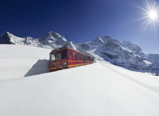 <p>Die Jungfraubahn führt von der Kleinen Scheidegg durch Eiger und Mönch bis auf das Jungfraujoch mit der höchsten Eisenbahnstation Europas auf 3454 Metern.</p>
