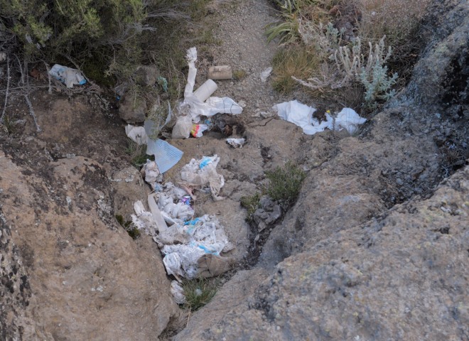 <p>Die  Menschenmassen hinterlassen Spuren: An vielen Orten entdeckt man Müll, der zurückgelassen wurde.</p>