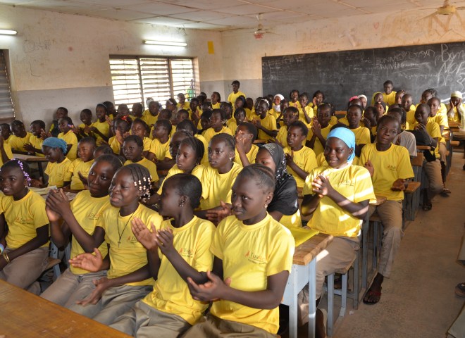 Die TuaRes Stiftung ermöglicht Mädchen in Burkina Faso den Besuch einer Schule.