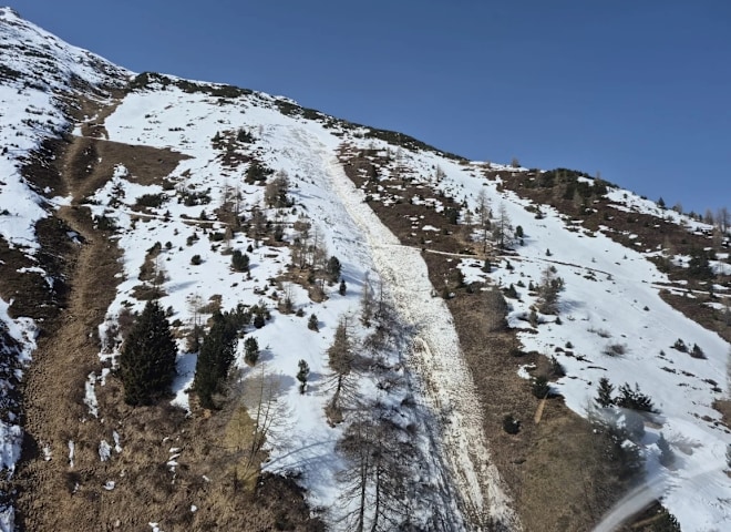 <p>Gut zu erkennen: die Anrisskante und der Lawinenkegel.</p>