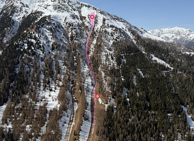 <p>Übersichtsbild der Unfalllawine: Der rote obere Kreis beschreibt den Auslöse- bzw. Erfassungspunkt des Schneeschuhwanderers, die untere Ellipse markiert die Verschüttungsstelle.</p>