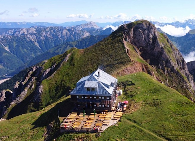<p>15. Die Reichenstein-Hütte in den Eisenerzer Alpen, ÖAV</p>