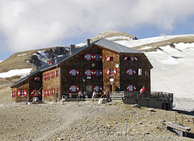 <p>7. Die Oberwalder-Hütte in der Glocknergruppe, ÖAV</p>