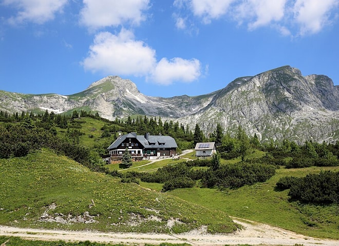 <p>4. Die Sonnschienhütte im Hochschwab</p>
