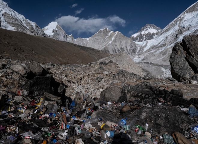 <p>Khumbu-Gletscher: Im Vordergrund ist Müll zu sehen, dahinter erstreckt sich der Gletscher in Richtung Everest Base Camp.</p>