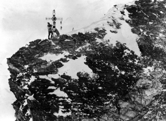 <p>Walter Bonatti erreicht am 22. Februar 1965 um 15:10 Uhr den Gipfel des Matthorns. Das Ereignis wurde aus einem Flugzeug fotografiert. Als erster Bergsteiger bezwang er im Alleingang im Winter die berüchtigte Nordwand.</p>