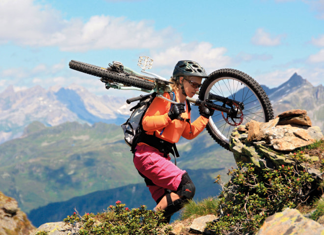 <p>Birgit Noha geht gern zum Bike-Bergsteigen. RBB, 17.4., Die Alpen von oben</p>