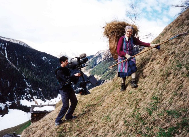 <p>Ein Kameramann filmt eine Bäuerin bei der Arbeit. 3sat, 20.4.</p>