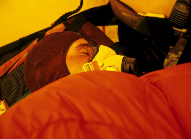 <p>Sauerstoffversorgung eines Bergsteigers am Mount Everest.</p>