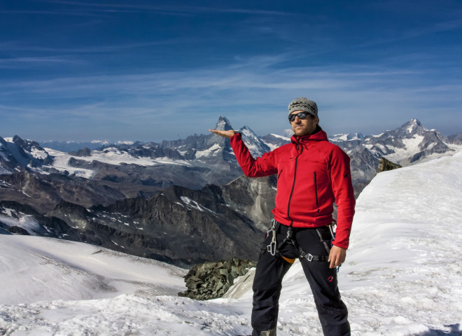<p>Bergsteiger auf dem Feejoch mit dem Matterhorn "in der Hand".</p>