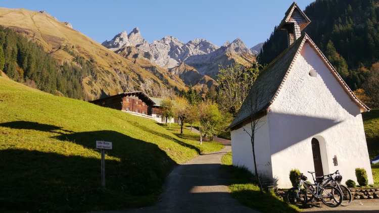 Blick vom Berggasthof Einödsbach auf Trettachspitze, Mädelegabel, Hochfrottspitze und die beiden Berge der guten Hoffnung