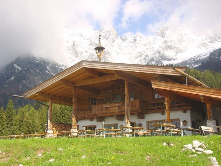 Für Wanderer und Bergsteiger ist die Wochenbrunner Alm ein bekanntes Zentrum zum Start für zahlreiche Touren ins Kaisergebirge.