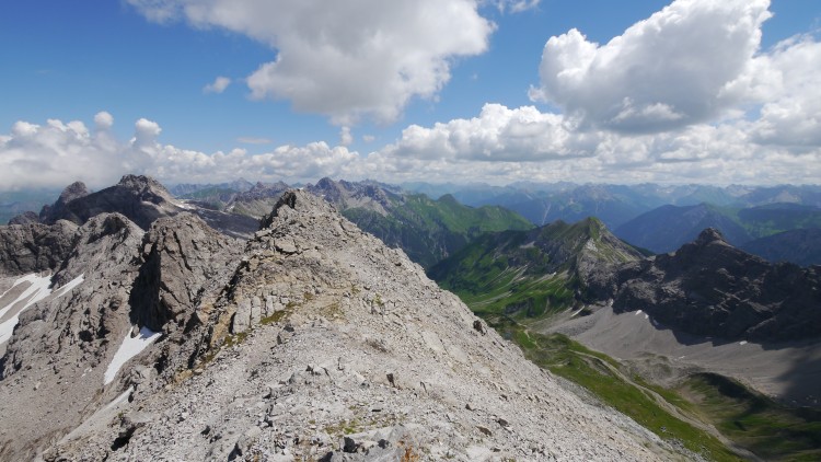 Fantastischer Rundumblick vom Hohen Licht - rechts ist ganz klein der Schochenalpsee zu erkennen.