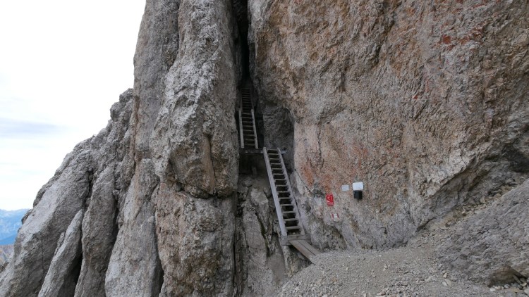 Holztreppen auf der Alta Via Bepi Zac