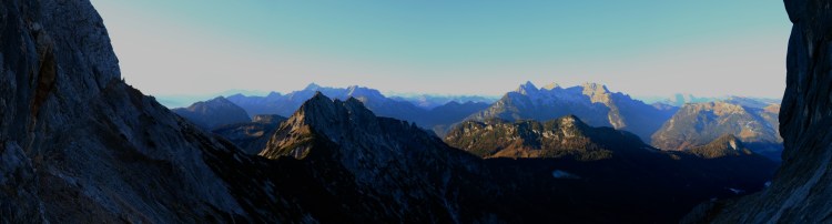 schon am Einstieg der Zellerführe eröffnet sich ein tolles Panorama bis zum Alpenhauptkamm