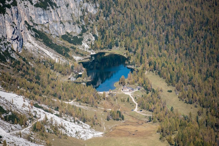 Federa See mit Rifugio Croda da Lago vom Becco di Mezzodì aus