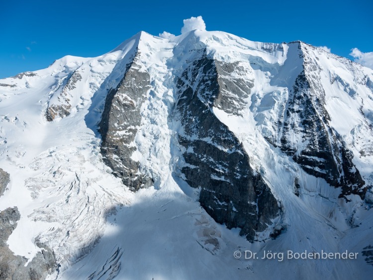 Der Piz Palü in der Draufsicht, der Normalweg über den Persgletscher schlängelt sich durch die Brüche und über die Gletscherflanke am linken Bildrand.