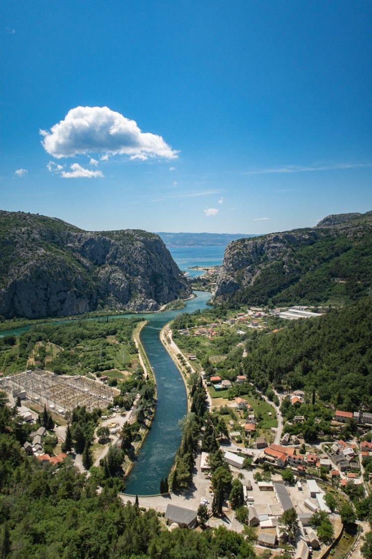 Aussicht auf den Fluss Cetina, der bei Omis ins Meer mündet