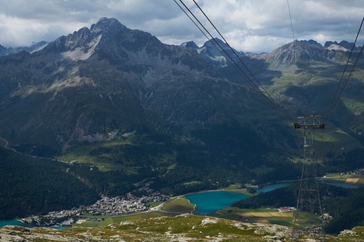 Oberengadiner Seenlandschaft: Silvaplana mit dem gleichnamigen See, darüber der Piz Julier.