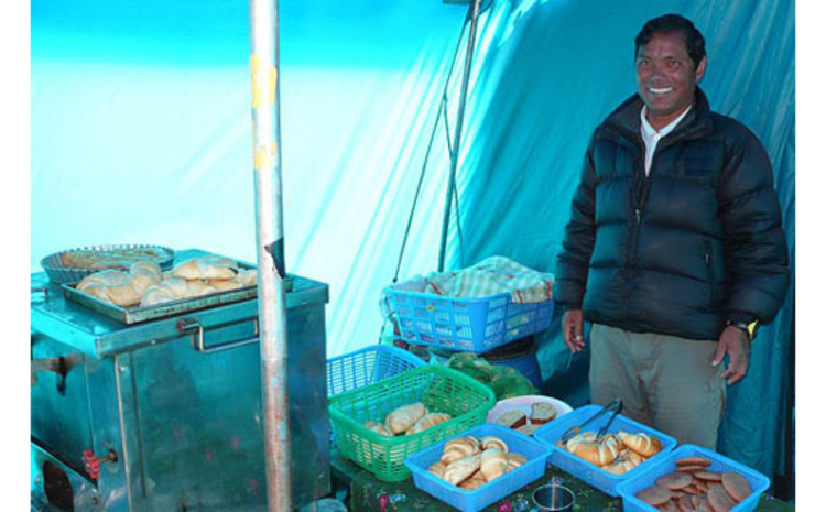 Wer will da noch auf den Gipfel?: Bäckerei im Everest-Basecamp. Foto: amical.de
