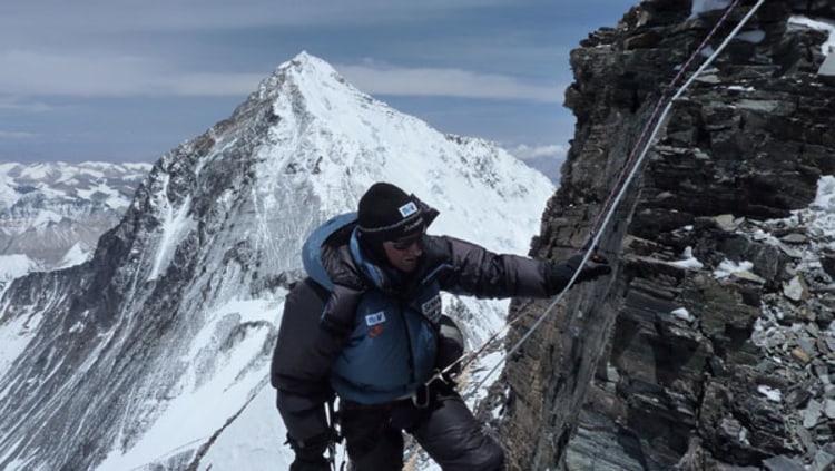 Noch 300hm zum Glück: Ralf Dujmovits am Gipfelaufbau des Lhotse (Photo: G.Kaltenbrunner).