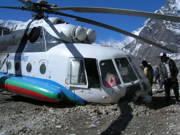 Unfall ohne Folgen: Der gecrashte MI8-Helikopter im Hillary Basecamp. Foto: Carlos Martinez.