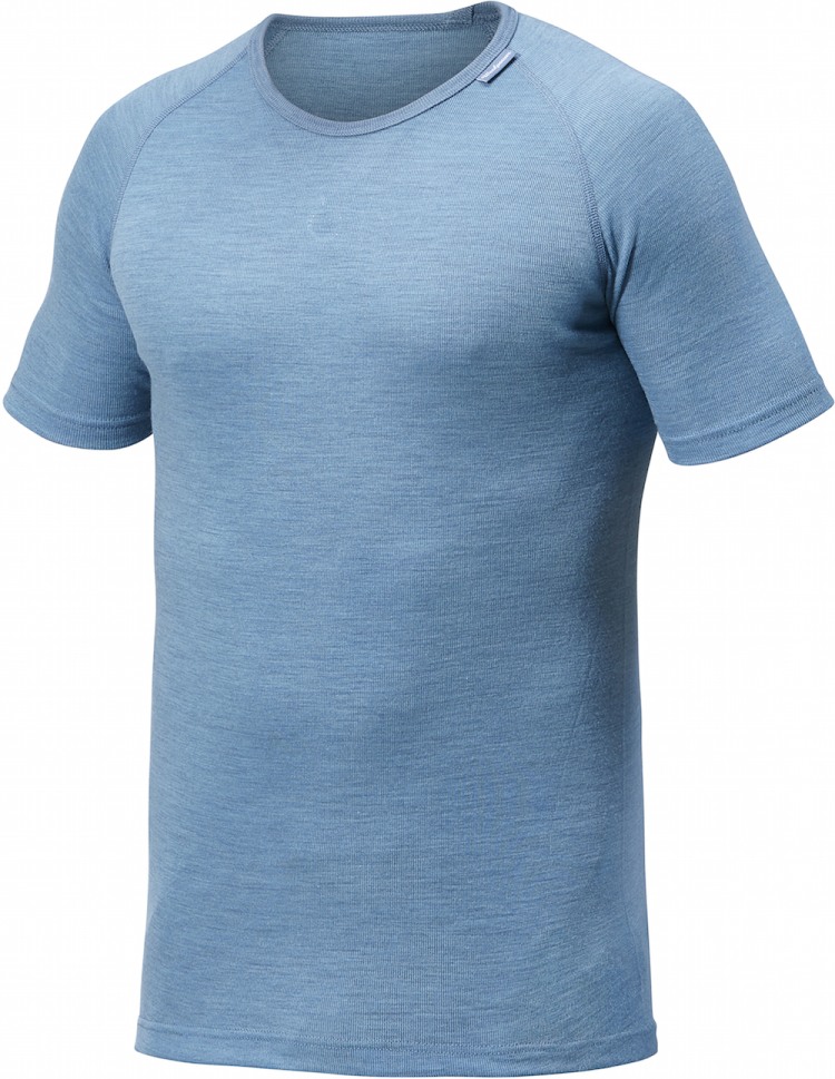 <p>Das Merino-Tee aus der Woolpower LITE-Serie kann als T-Shirt oder Unterhemd getragen werden.</p>