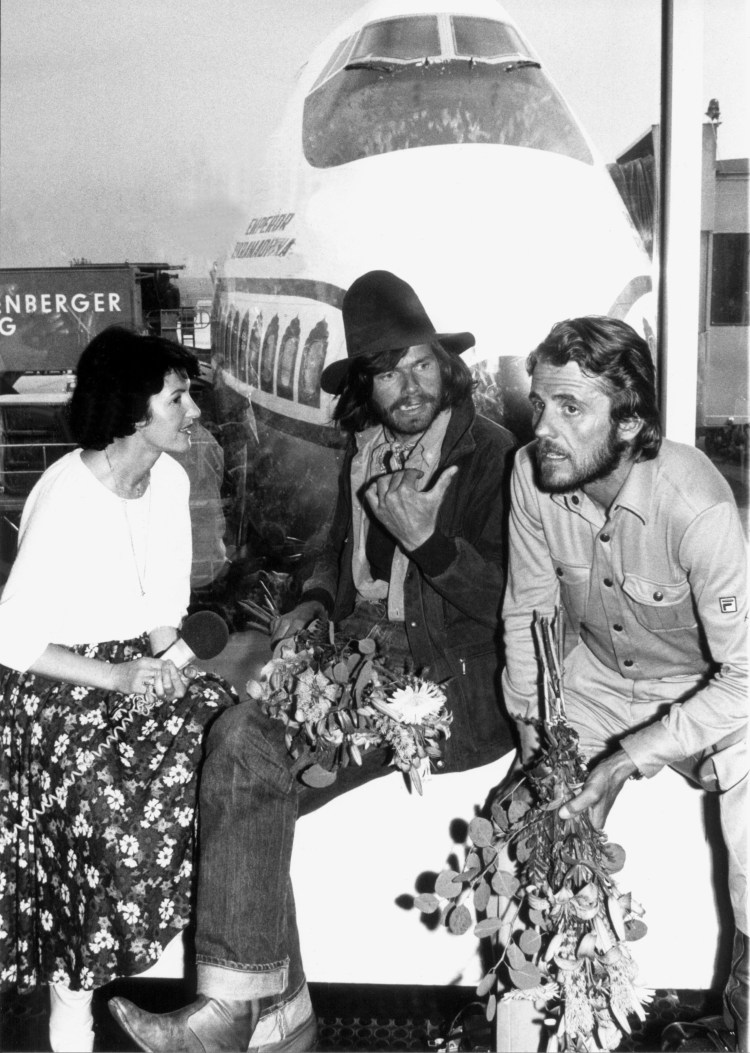 <p>Großer Bahnhof am Flughafen Frankfurt: Reinhold Messner und Peter Habeler am 22.5.1978 auf dem Rückweg von Nepal.</p>