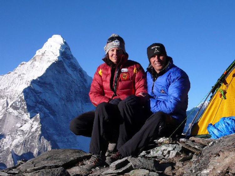 Netter Ausblick, oder? Gerlinde und Ralf auf dem 5500 m hohen Chukhung Ri. Bild: D. Göttler.