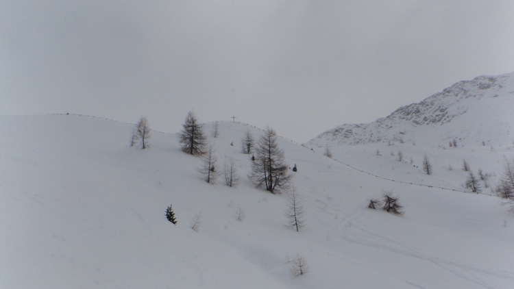 Blick zurück wir befinden uns unterhalb des vorher beschriebenen Wegkreuzes. (Im Bild ist nicht der Gipfel)
