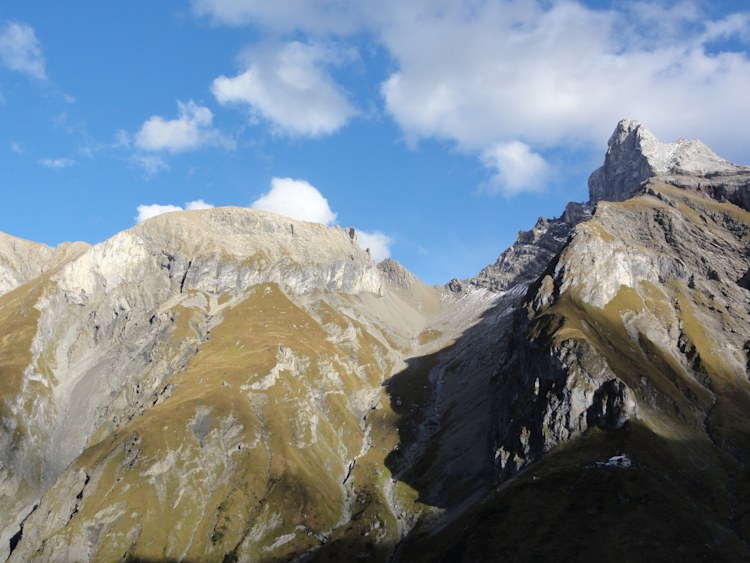 Wetterspitze mit Simmshütte und Etlerkopf (links)