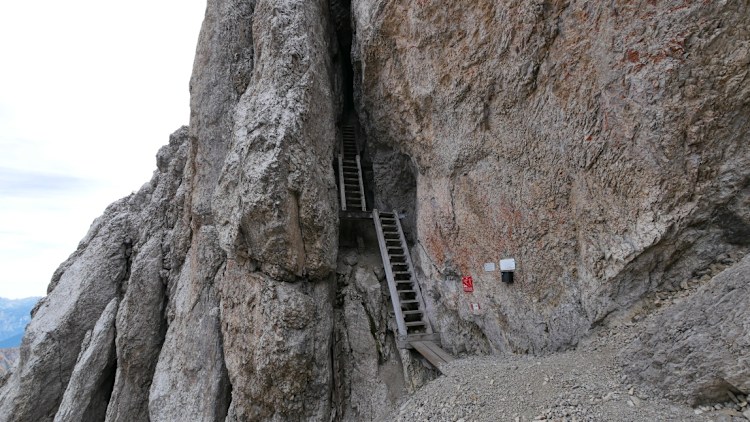 Holztreppen auf der Alta Via Bepi Zac