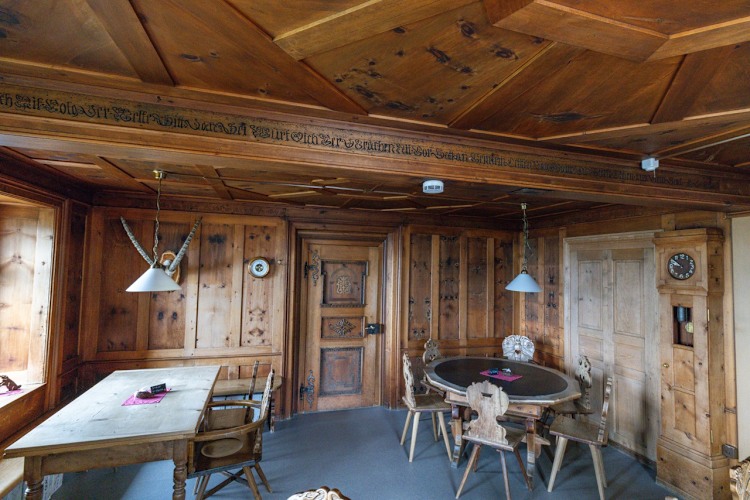 Gemütliche Gaststube der Silvrettahütte.