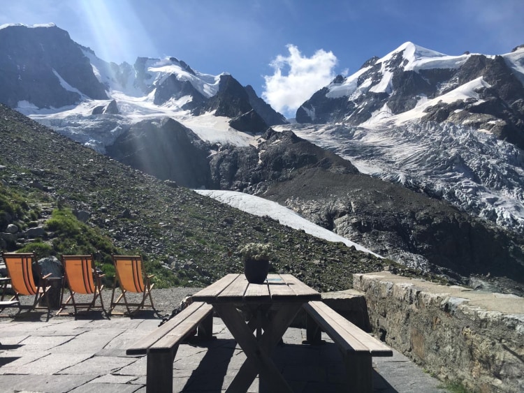 Terrasse mit Aussicht: Blick von der Tschiervahütte auf den zerrissenen Tschiervagletscher und den Piz Roseg (rechts), den Piz Roseg und den Piz Bernina (links).