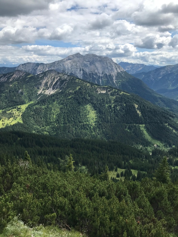 Ausblick auf den prominenten Nachbar: Der Guffert