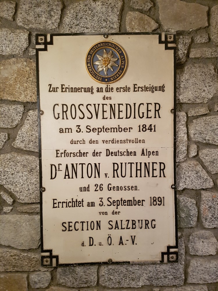 <p>Gedenktafel in der Kürsinger Hütte.</p>