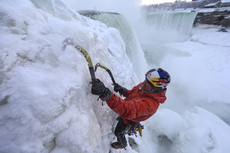 Kurz vor dem Ziel: Will Gadd besteigt die gefrorenen Abschnitte der Niagarafälle.