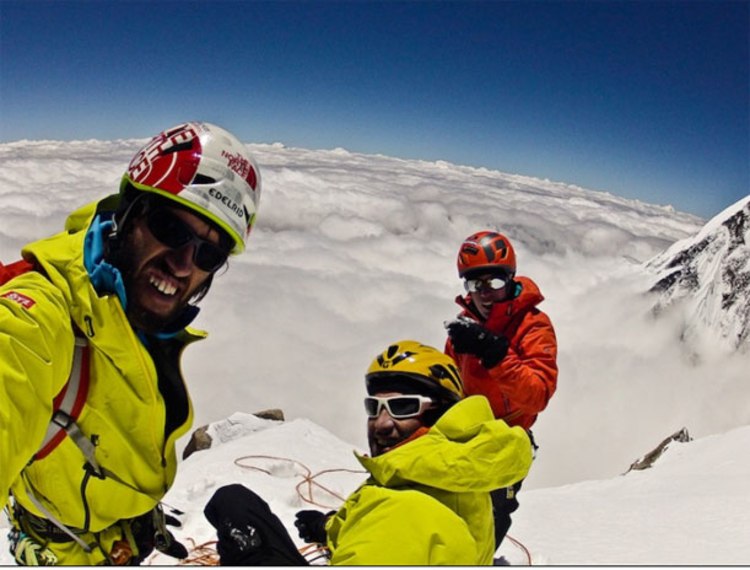 <p>Am Ziel: Hansjörg Auer, sein Bruder Matthias und Simon Anthamatten auf dem Gipfel des Kunyang Chhish Ost (v. li. / Foto:TNF).</p>