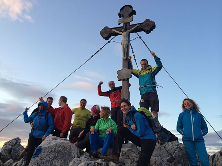 Am Gipfel: Teilnehmer der After Work Berghaus Tour am Breitenstein.