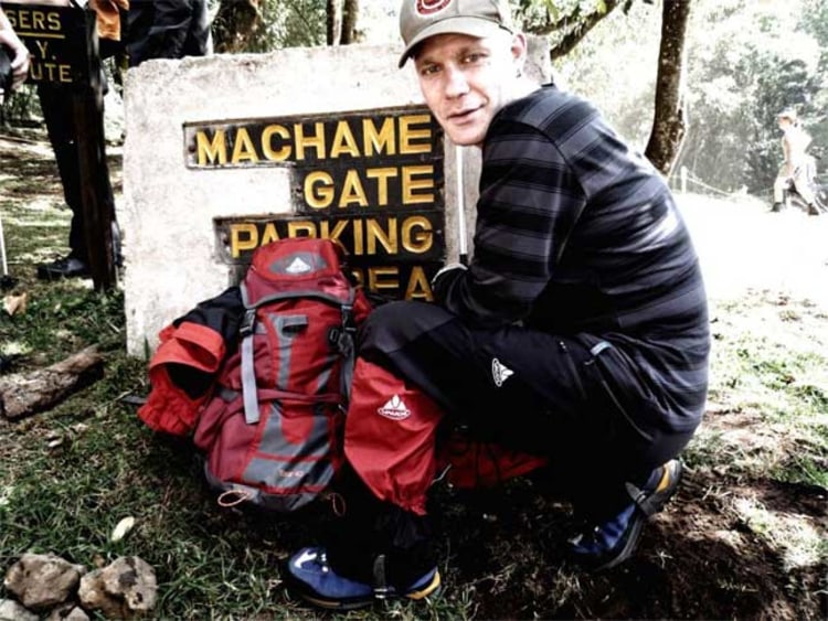 Beachtliche Leistung: Der blinde Jörg von de Fenn beim Aufbruch zum Kilimandscharo