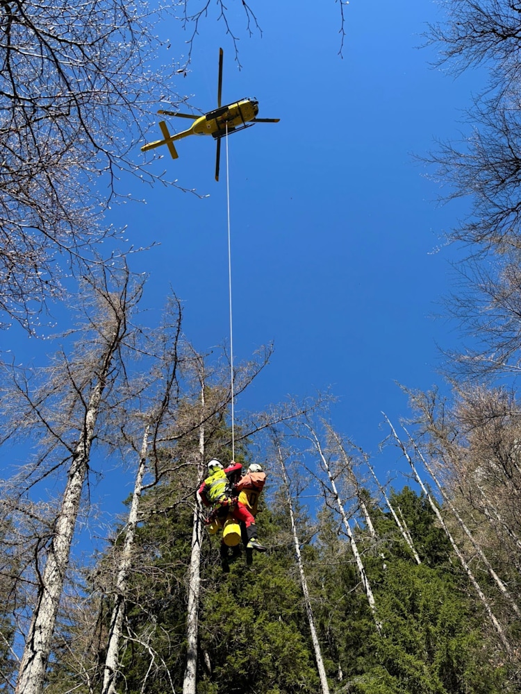 <p>Taubergung im steilen Gelände an der Messnerin : Die verletzte Wanderin wurde per Notarzthubschrauber ausgeflogen.</p>