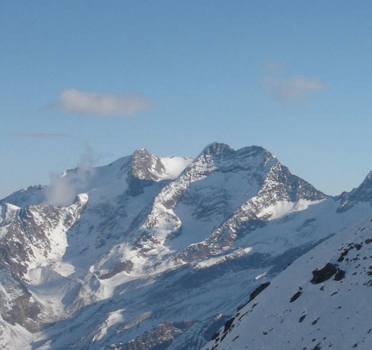 Unfallort: Das Lagginhorn (re.) mit seinem steil aufragendem Westgrat. Über diesem führt der Normalweg auf den Gipfel (Foto: wikipedia).